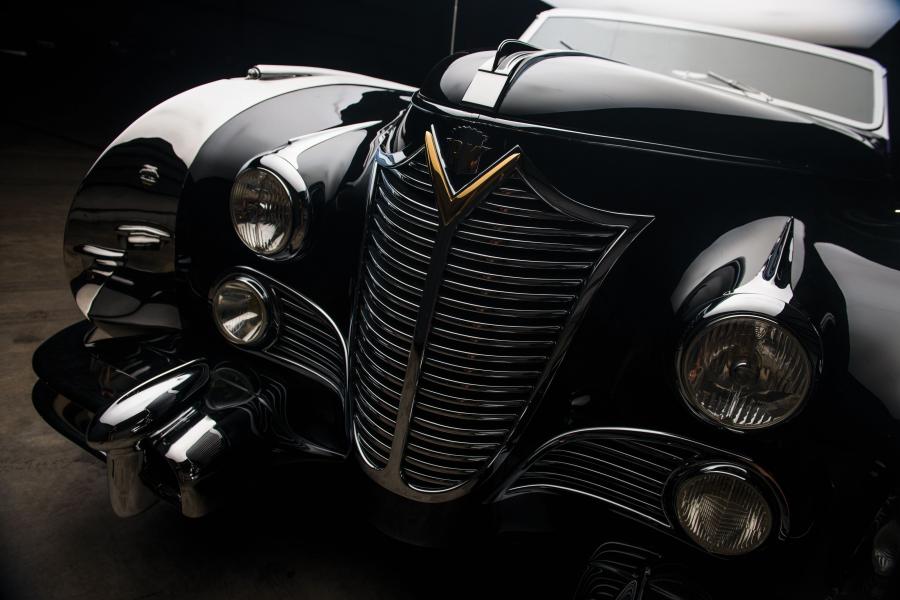Детали экстерьера Cadillac Series 62 Custom Cabriolet by Saoutchik 1948 года  (фото 10 из 32)